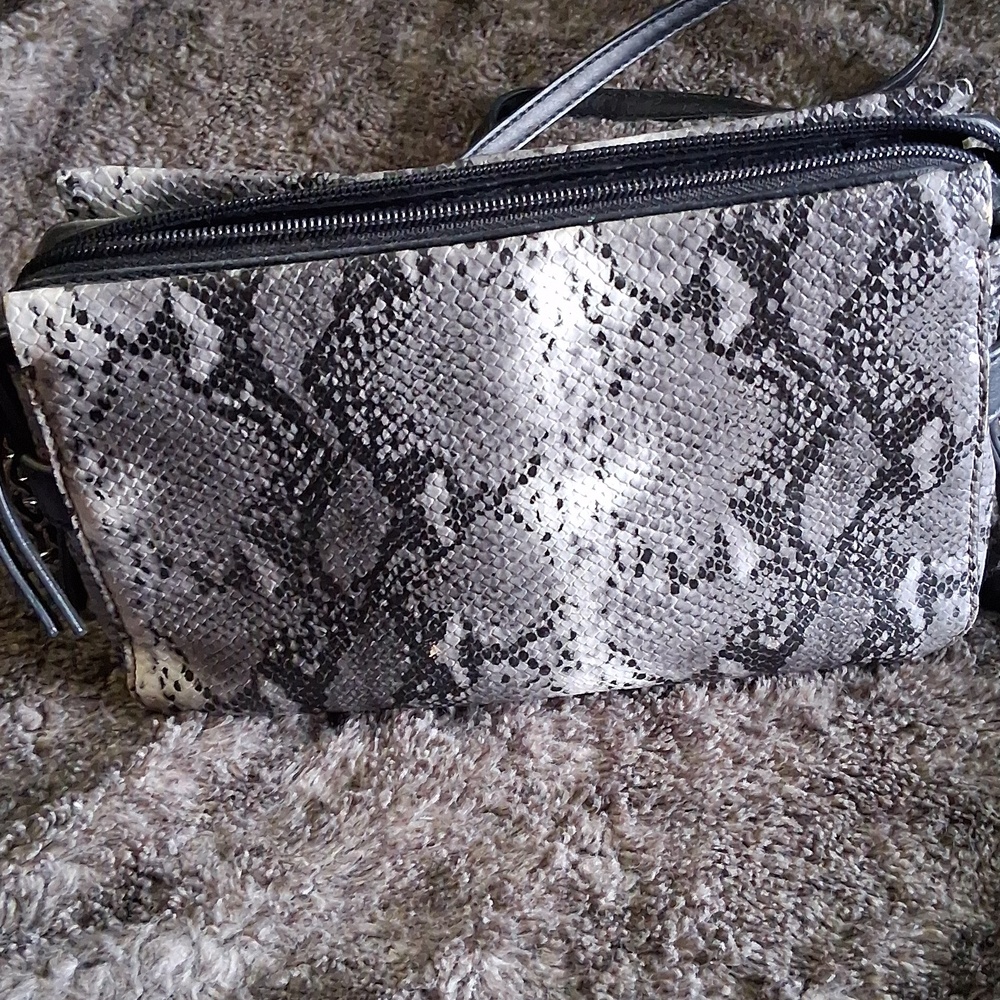 VERA WANG Snake-Print Crossbody GREAT CONDITION. - Picture 2 of 9
